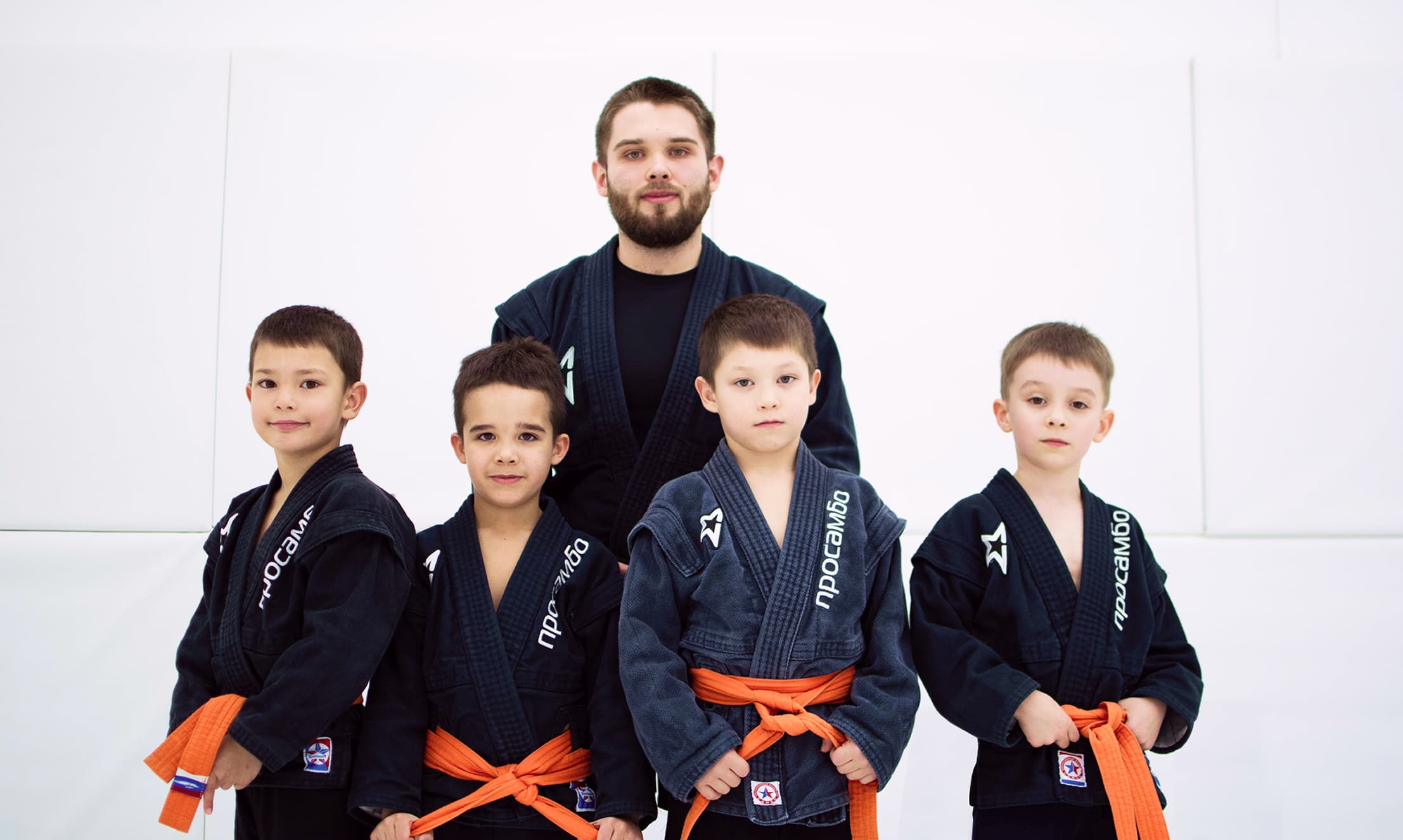 Тренер с группой детей